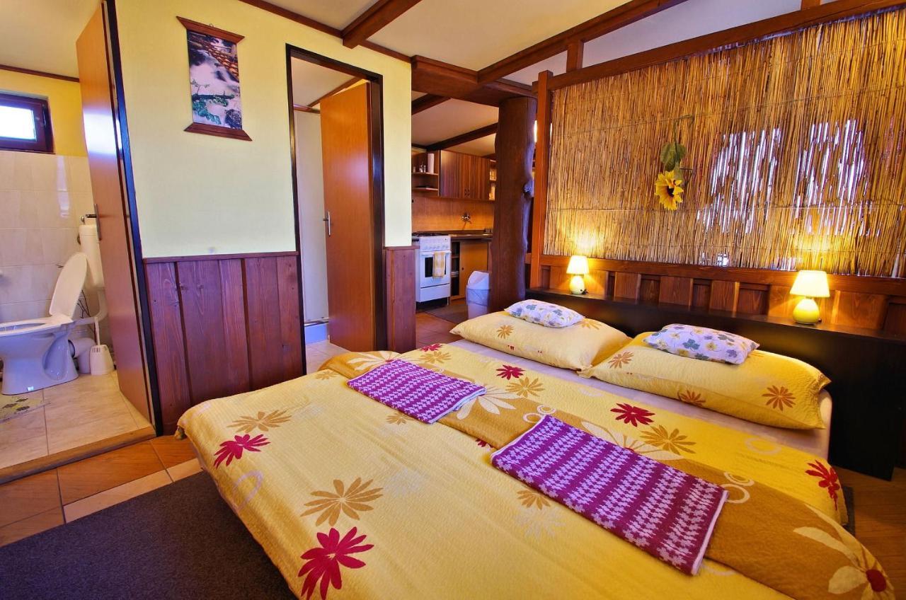 Yellow Paradise House Hrabusice Room photo