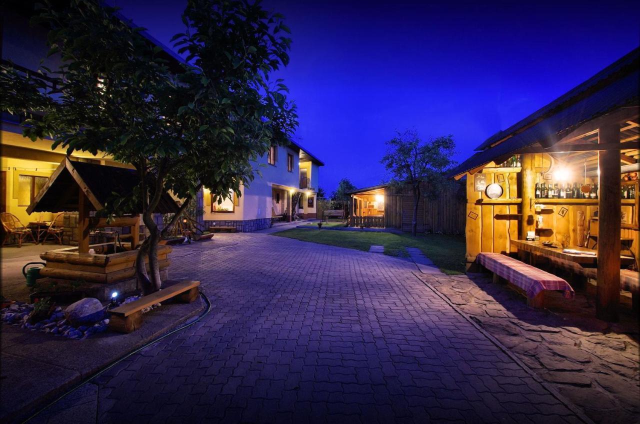 Yellow Paradise House Hrabusice Exterior photo