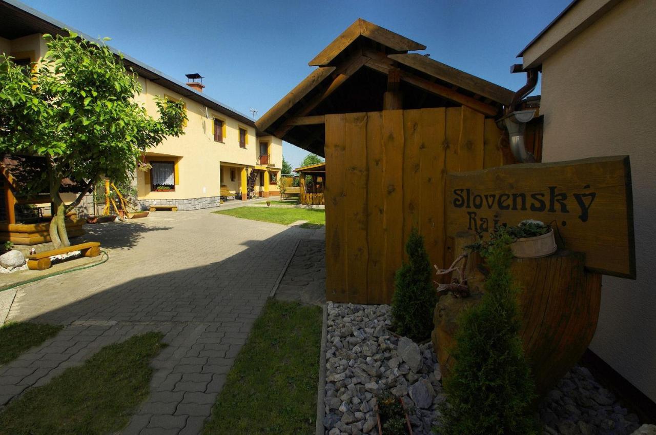 Yellow Paradise House Hrabusice Exterior photo