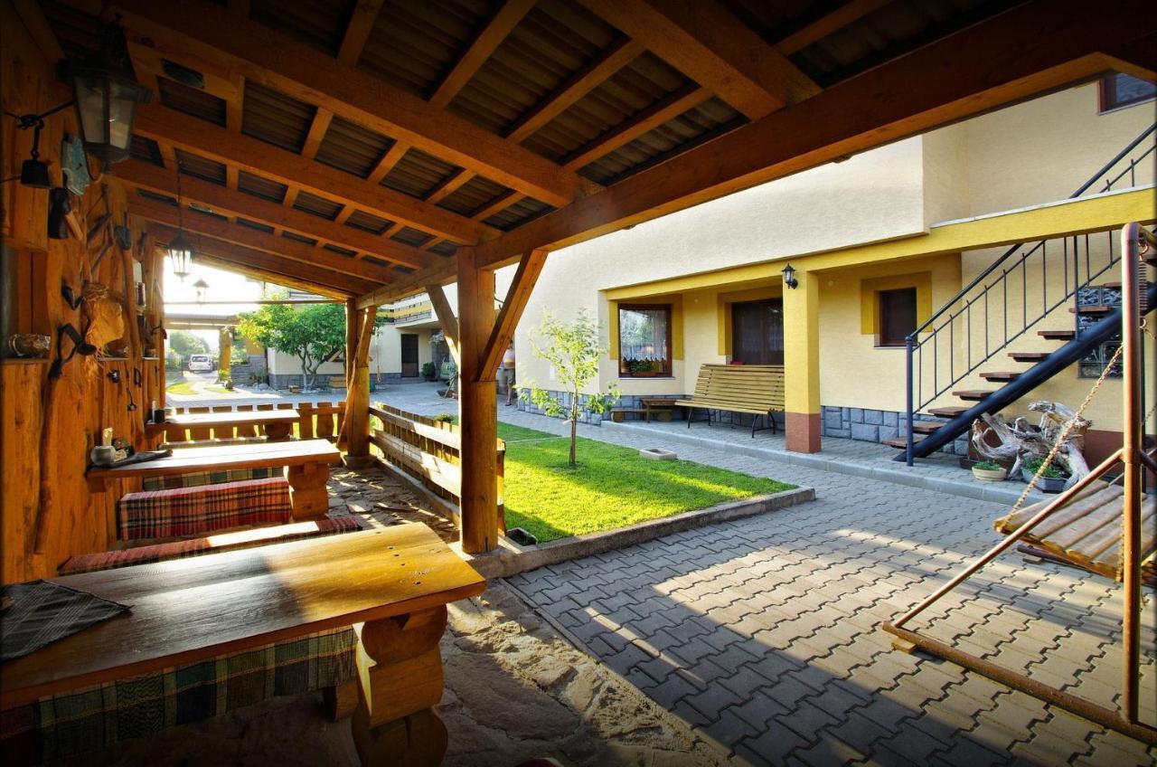 Yellow Paradise House Hrabusice Exterior photo