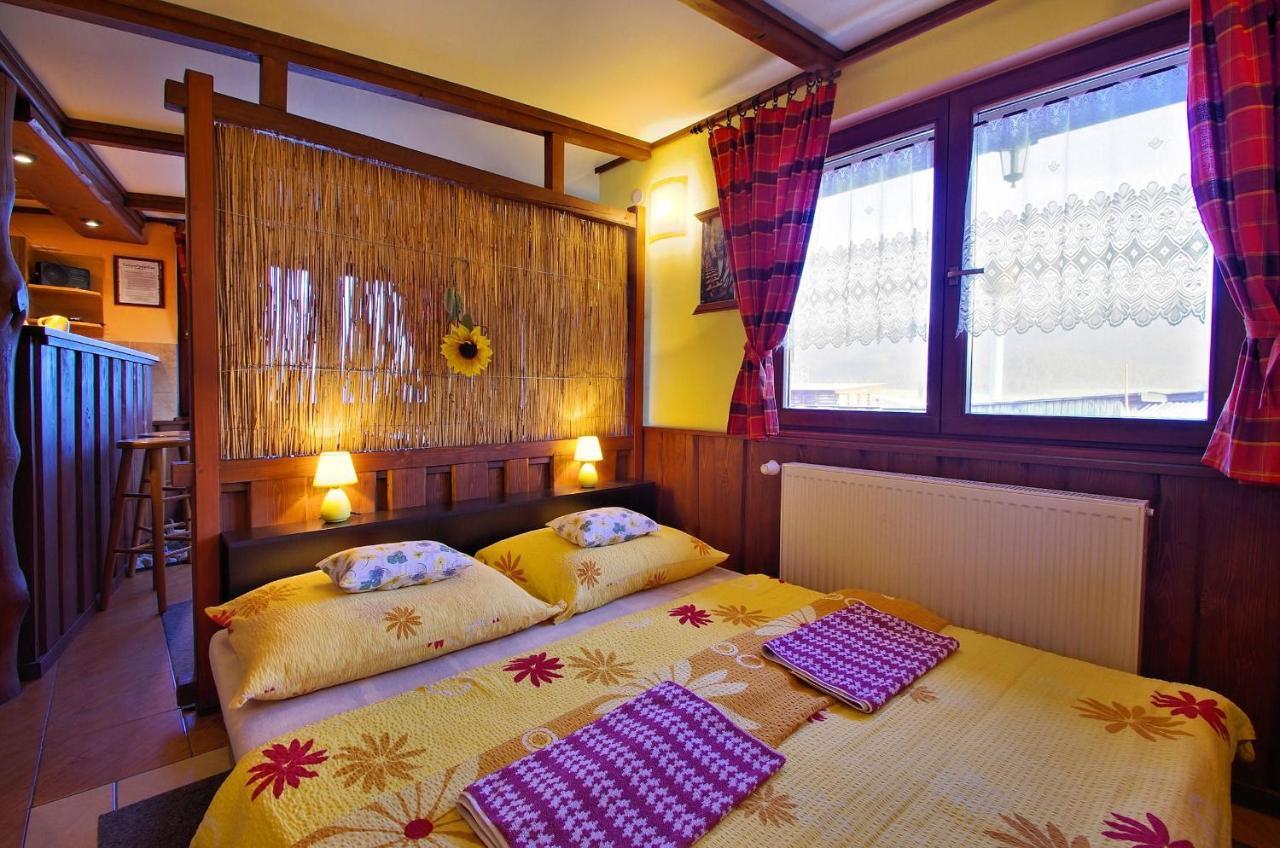 Yellow Paradise House Hrabusice Room photo